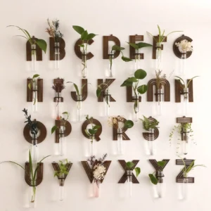 mur végétal en lettres de l’alphabet